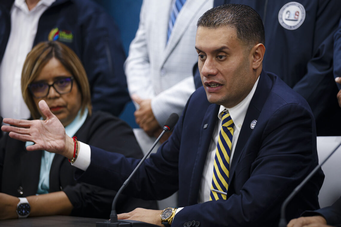 Alcaldes defienden la legalidad de los arbitrios como impuestos generales; la NTU alerta que los contribuyentes federales podrían estar financiando dos veces la misma obra. En la foto, Gabriel Hernández, presidente de la Federación de Alcaldes.