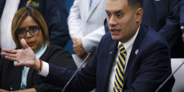 Alcaldes defienden la legalidad de los arbitrios como impuestos generales; la NTU alerta que los contribuyentes federales podrían estar financiando dos veces la misma obra. En la foto, Gabriel Hernández, presidente de la Federación de Alcaldes.