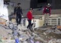 Foto: Al menos 23 personas han sido rescatadas con vida entre escombros del municipio caraqueño de Chacao, uno de los más afectados por los terremotos que ayer devastaron el centro-norte de Venezuela, mientras equipos de rescatistas de al menos cinco países se preparan para llegar al país en las próximas horas.

El alcalde de esa localidad, Gustavo Duque, informó que los cuerpos de emergencia han logrado extraer con vida a 23 personas atrapadas en estructuras que colapsaron anoche en esa jurisdicción, ubicada en la zona este de Caracas y conocida por concentrar urbanizaciones de clase media y alta, como Los Palos Grandes y Altamira.

Asimismo, indicó que los equipos especializados trabajan sin descanso para extraer a otras cuatro personas localizadas bajo los escombros.

Inicialmente se reportó el desplome total de al menos dos edificios en la localidad, pero luego Duque actualizó la cifra a cuatro estructuras, con otras edificaciones seriamente comprometidas.

Duque aseguró que más de 150 funcionarios municipales y al menos 500 servidores públicos de distintos cuerpos de emergencia trabajan en el área, removiendo escombros y utilizando herramientas especializadas para acceder a las zonas más inestables.

Las personas rescatadas han sido trasladadas a centros de salud como el Hospital Domingo Luciani, en el este de la ciudad, así como a campamentos de urgencia habilitados de manera provisional.

Edificios colapsados

Entre las estructuras más afectadas se encuentra el edificio Petunia, un condominio residencial en Los Palos Grandes, donde esta mañana se concentraba buena parte de las operaciones de rescate y donde continúan las labores para ubicar a posibles sobrevivientes.

El alcalde advirtió que, además de los colapsos totales, al menos seis edificios presentan daños estructurales severos, lo que obliga a mantener a los residentes fuera de sus viviendas debido al riesgo de nuevas réplicas.

Como medida de seguridad, las autoridades suspendieron el suministro de gas residencial en Chacao y reportaron cortes de energía en varias zonas, mientras se evalúan posibles fugas e incendios.

Duque ha pedido a los vecinos de áreas más afectadas movilizarse hacia espacios abiertos como la plaza Altamira y la plaza de Los Palos Grandes, donde se han habilitado centros de distribución de agua, baños y servicios de comunicación para la ciudadanía.

Rescatistas internacionales

Paralelo a los esfuerzos locales, el gobierno venezolano confirmó que en las próximas horas arribarán al país equipos de búsqueda y rescate de al menos cinco naciones para apoyar las operaciones en las zonas más impactadas por los terremotos, entre ellas el estado La Guaira -frente al mar Caribe y vecino de Caracas- y la propia capital.

De acuerdo con reportes de prensa internacional, se prevé la llegada de brigadas especializadas de Estados Unidos, México, El Salvador, Catar y República Dominicana, con unidades caninas, equipos de búsqueda técnica y personal médico de emergencia.

Las autoridades venezolanas han descrito las labores en marcha como “muy arduas”, al tiempo que reconocen que el número de víctimas podría aumentar a medida que se interviene en edificios colapsados y se restablece el acceso a comunidades que aún permanecen incomunicadas.

Según declaraciones del presidente de la Asamblea Nacional, Jorge Rodríguez, el número de muertos ya asciende a 188, mientras que al menos 1,520 han resultado heridas.

Contexto para Puerto Rico

Chacao es uno de los cinco municipios que conforman el área metropolitana de Caracas, con una población próxima a los 70 mil habitantes, comparable a un municipio urbano de alta densidad en la zona metropolitana de San Juan, como Guaynabo, con gran concentración de edificios residenciales y comerciales.

Los Palos Grandes y Altamira, urbanizaciones mencionadas en los reportes de prensa, son barrios del este capitalino conocidos por sus torres de apartamentos, comercios y plazas públicas, similares en función urbana a sectores como Hato Rey o Miramar, donde un colapso estructural tendría un fuerte impacto en la vida cotidiana.

El estado La Guaira, por su parte, se extiende a lo largo de la costa central venezolana frente al mar Caribe y alberga el principal puerto y el Aeropuerto Internacional Simón Bolívar, infraestructura estratégica para la entrada de ayuda humanitaria y rescatistas internacionales.

Esta configuración geográfica, con zonas densamente pobladas, eleva la vulnerabilidad durante eventos sísmicos y desastres, un tópico que siguen con atención especialistas en riesgo en todo el Caribe, incluido Puerto Rico.

Pulse en el siguiente enlace para ver vídeo del Ministerio de Comunicación e Información de Venezuela/X