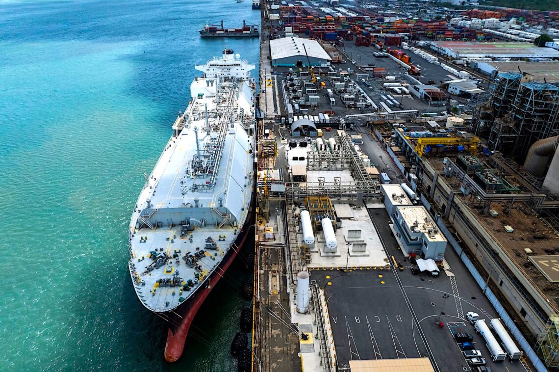 El aviso de dragado en la bahía de San Juan revela que el tanque flotante de GNL no es solo infraestructura portuaria, sino la pieza que ayuda a mantener a flote a una empresa en reestructuración por quiebra, afirma Luis Raúl Torres Cruz. (Foto: New Fortress Energy)