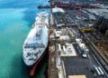 El aviso de dragado en la bahía de San Juan revela que el tanque flotante de GNL no es solo infraestructura portuaria, sino la pieza que ayuda a mantener a flote a una empresa en reestructuración por quiebra, afirma Luis Raúl Torres Cruz. (Foto: New Fortress Energy)