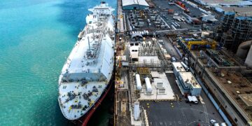 El aviso de dragado en la bahía de San Juan revela que el tanque flotante de GNL no es solo infraestructura portuaria, sino la pieza que ayuda a mantener a flote a una empresa en reestructuración por quiebra, afirma Luis Raúl Torres Cruz. (Foto: New Fortress Energy)