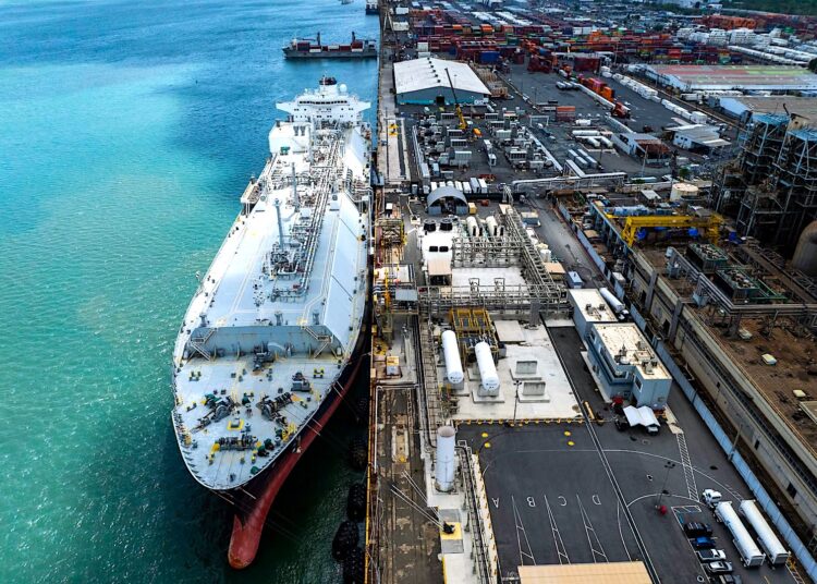 El aviso de dragado en la bahía de San Juan revela que el tanque flotante de GNL no es solo infraestructura portuaria, sino la pieza que ayuda a mantener a flote a una empresa en reestructuración por quiebra, afirma Luis Raúl Torres Cruz. (Foto: New Fortress Energy)