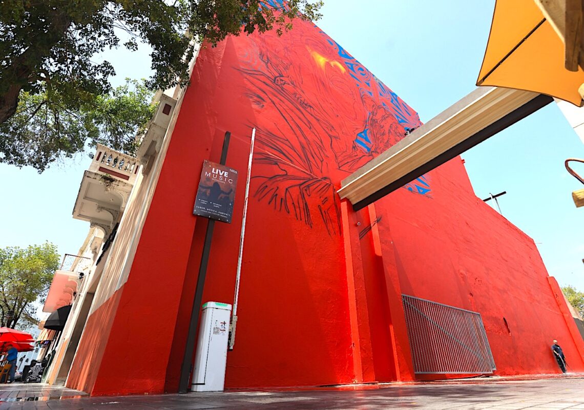 La pieza, comisionada por el gobierno municipal, reinterpreta la memoria de Cheo Feliciano desde el muralismo expresionista y la investigación cultural. (Foto suministrada)