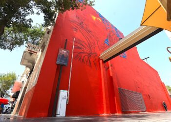 La pieza, comisionada por el gobierno municipal, reinterpreta la memoria de Cheo Feliciano desde el muralismo expresionista y la investigación cultural. (Foto suministrada)