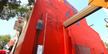 La pieza, comisionada por el gobierno municipal, reinterpreta la memoria de Cheo Feliciano desde el muralismo expresionista y la investigación cultural. (Foto suministrada)