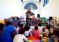 La dramaturga Teresa Marichal Lugo narra a niños y niñas la historia de la Cucarachita Martina. (Foto: Brandon Cruz González | CPI)