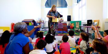 La dramaturga Teresa Marichal Lugo narra a niños y niñas la historia de la Cucarachita Martina. (Foto: Brandon Cruz González | CPI)