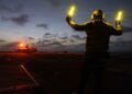 La guerra de drones y misiles entre Estados Unidos e Irán vuelve a poner en jaque el flujo de crudo y podría borrar en días la baja reciente en estaciones de gasolina. (Foto: US Navy)
