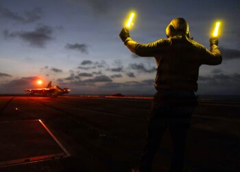 La guerra de drones y misiles entre Estados Unidos e Irán vuelve a poner en jaque el flujo de crudo y podría borrar en días la baja reciente en estaciones de gasolina. (Foto: US Navy)