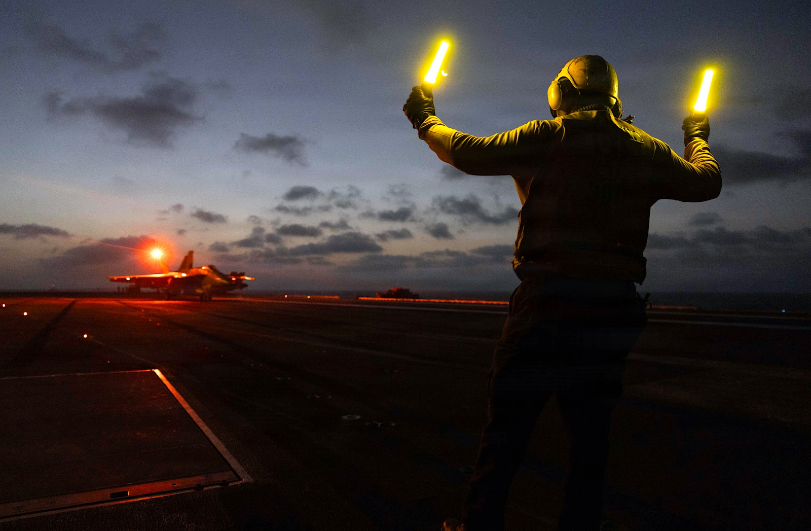 Fuego cruzado en Ormuz amenaza con esfumar baja en precios de gasolina