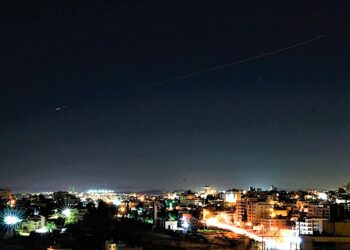 Mientras Teherán y Tel Aviv cruzan ataques y Trump promete que el acuerdo “no se verá afectado”, la diplomacia se debilita y los mercados anticipan más riesgos. (Foto: PBS)