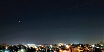 Mientras Teherán y Tel Aviv cruzan ataques y Trump promete que el acuerdo “no se verá afectado”, la diplomacia se debilita y los mercados anticipan más riesgos. (Foto: PBS)