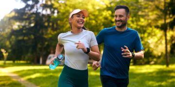 La evidencia científica demuestra que puede ayudar a reducir el riesgo de enfermedades cardiovasculares, accidentes cerebrovasculares, diabetes tipo 2, hipertensión arterial, obesidad y algunos tipos de cáncer. (Foto: iStock)
