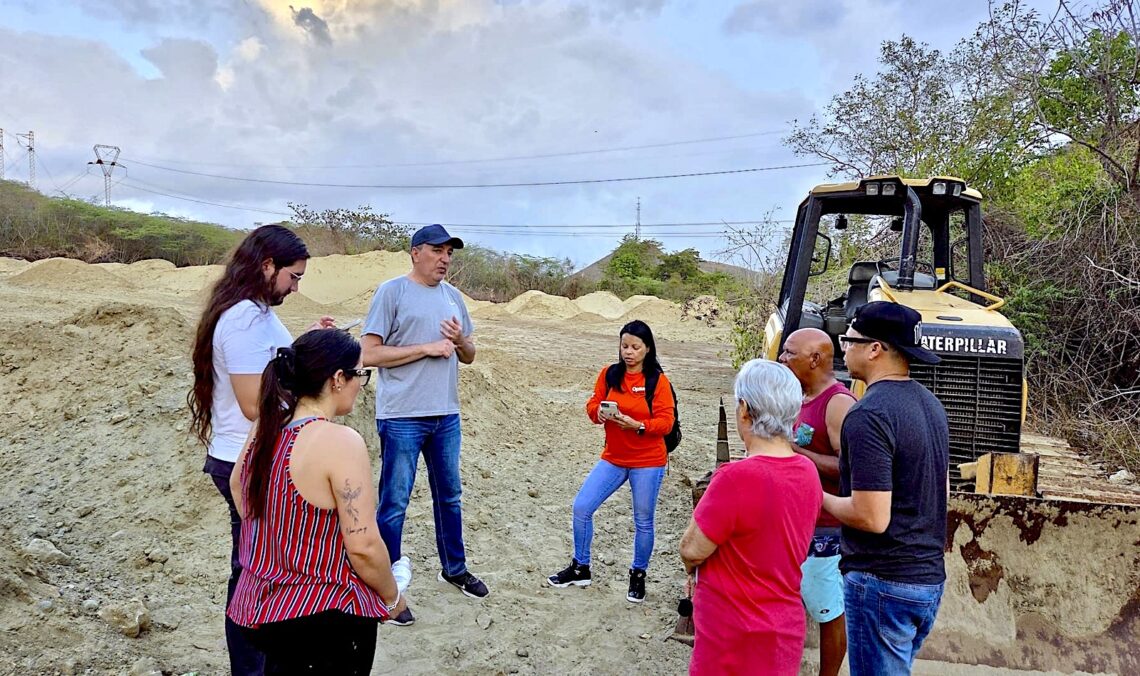 Diálogo Ambiental denuncia que el dragado de la bahía Las Mareas y la limpieza de charcas de AES han convertido al barrio Cimarrona en vertedero de sedimentos sospechosos, sin permisos visibles ni análisis transparentes. (Foto sumiistrada_