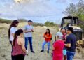 Diálogo Ambiental denuncia que el dragado de la bahía Las Mareas y la limpieza de charcas de AES han convertido al barrio Cimarrona en vertedero de sedimentos sospechosos, sin permisos visibles ni análisis transparentes. (Foto sumiistrada_