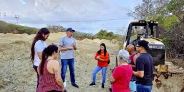 Diálogo Ambiental denuncia que el dragado de la bahía Las Mareas y la limpieza de charcas de AES han convertido al barrio Cimarrona en vertedero de sedimentos sospechosos, sin permisos visibles ni análisis transparentes. (Foto sumiistrada_